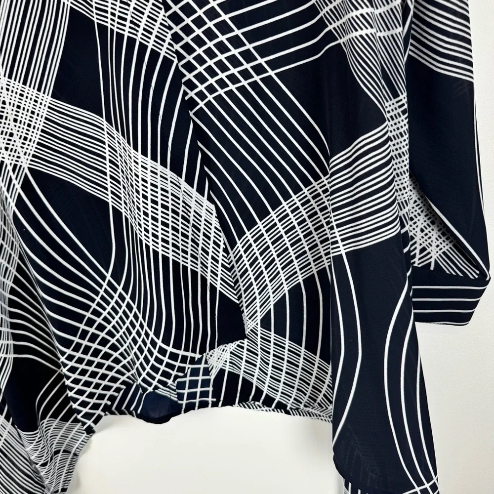 Carmen Marc Valvo Navy and White Button Down Abstract Blouse Uneven Hem ~ Small - Picture 4 of 11